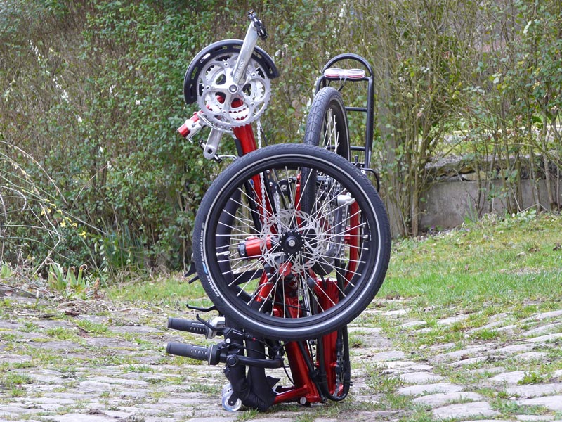 Complètement plié, ce tricycle couché est particulièrement compact, il se transporte en une seule pièce..