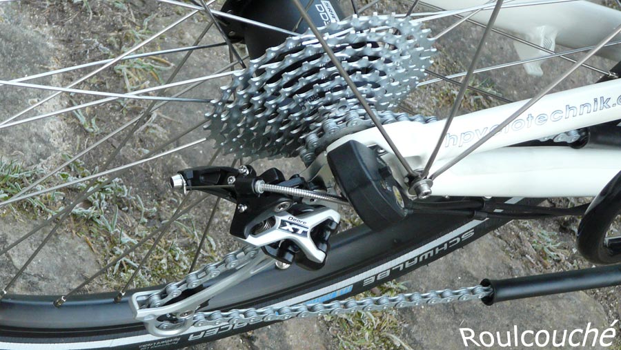 Une option combine les leviers en bout de guidon, le dérailleur Shimano XT et la cassette 11/34.