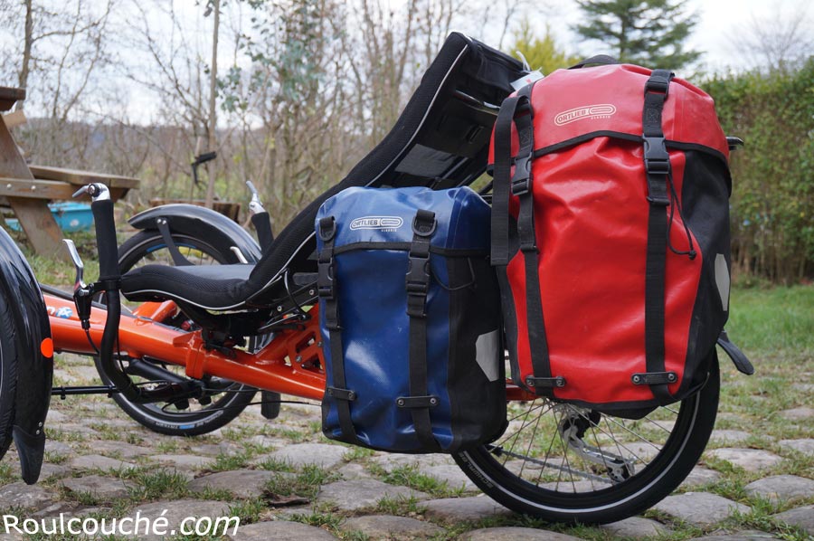 Le porte bagage peut supporter 50 kg de charge et deux paires de sacoches.