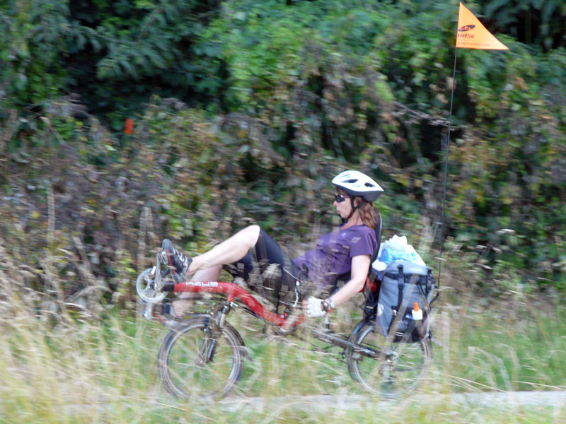 Équipé d'un solide porte-bagage, il est prêt pour la randonnée. C'est le vélo que vous pouvez essayer au magasin.