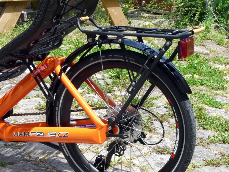 Ici, le tricycle est équipé de l'éco garde-boue et de l'éco porte-bagage qui est tout à fait adapté à la roue arrière de 20 pouces.
