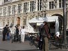 Exposition de vélos couchés sur le parvi de l'Hôtel de Ville de Paris.