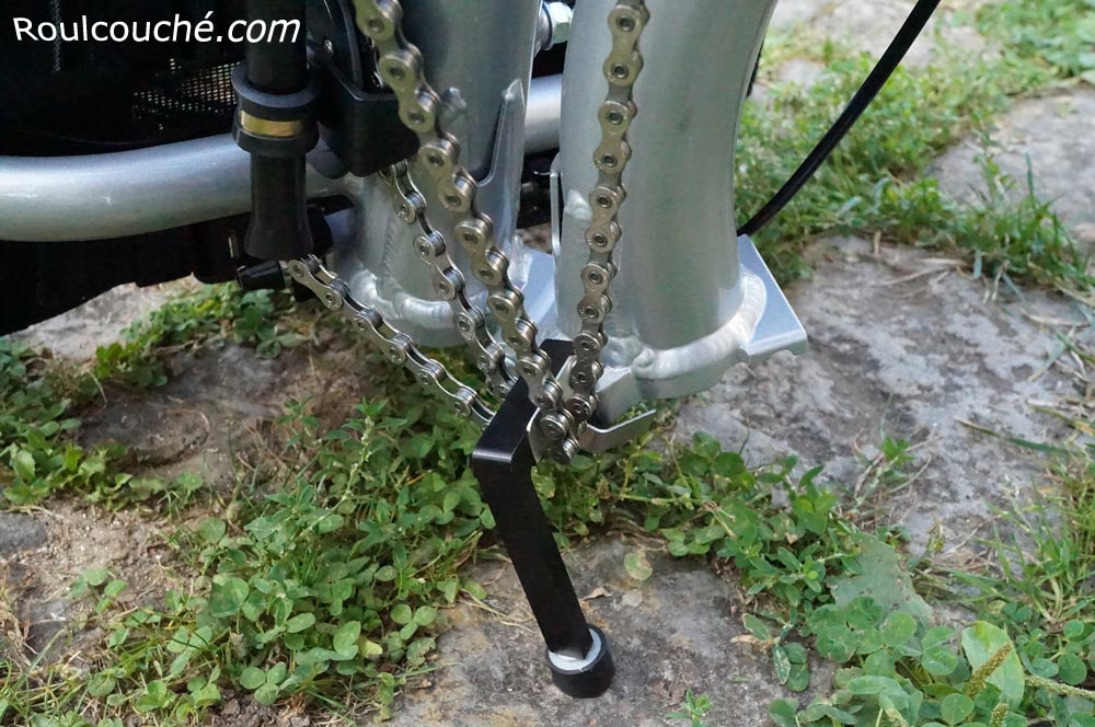 Une petite béquille permet de stocker le Trail debout et d'assurer la tension de la chaine quand le trike est plié.