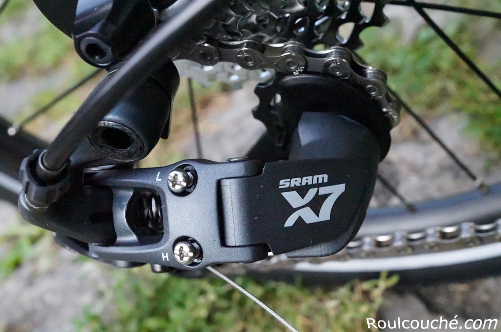 Le dérailleur SRAM X7 assure un passage des vitesses précis.