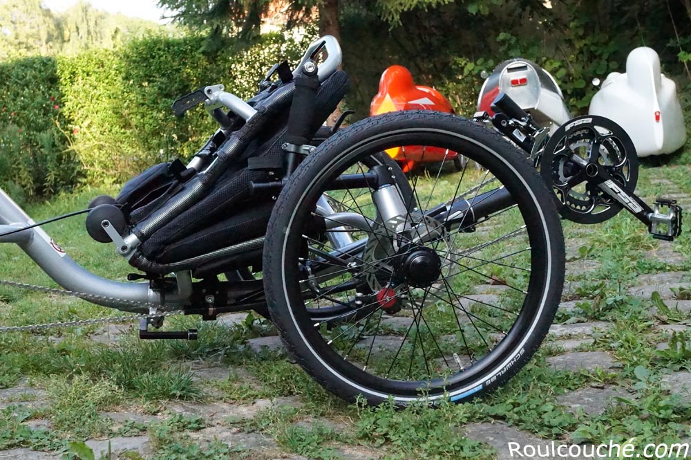 Pour plier le tricycle, on commence pr rabatre le siège.