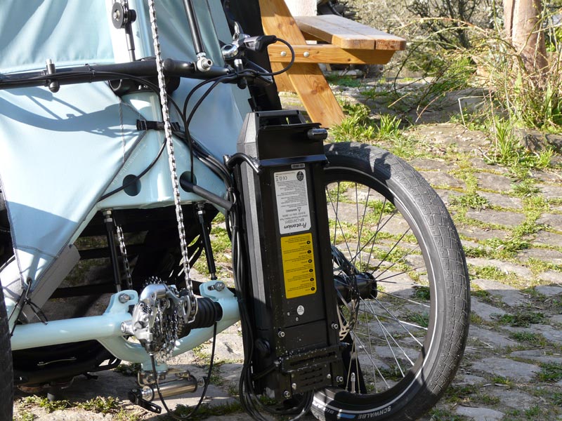 Il suffit de mettre le tricycle debout pour avoir facilement accés à la baterie.