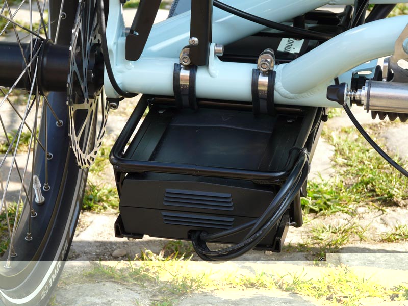 La baterie solidement fixée sous le cadre du tricycle.