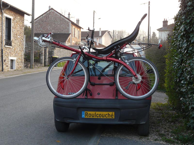 Le Lowbar M5 sur un porte-velo classique accroché à une petite voiture.