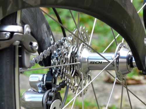 Il est équipé de base avec une transmition Shimano 105, en triple plateaux pour la France.