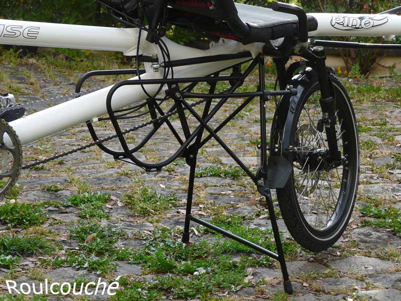 Le porte sacoches couplé à la béquille double permet de transporter deux paires de sacoches en plus de celle qui sera sur le porte-bagages Ortlieb arrière.