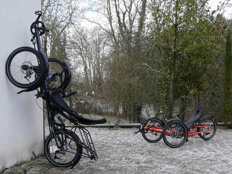 L'option frein à main sur la roue arrière permet de posser le Tricycle Scorpion (ici un fx) contre un mur.