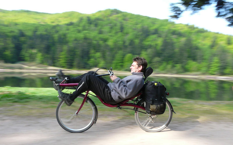 Très alaise sur les routes non goudronnées grâce notamment à ses deux roues de 26  pouces c'est un vélo adapté aux grands voyages.