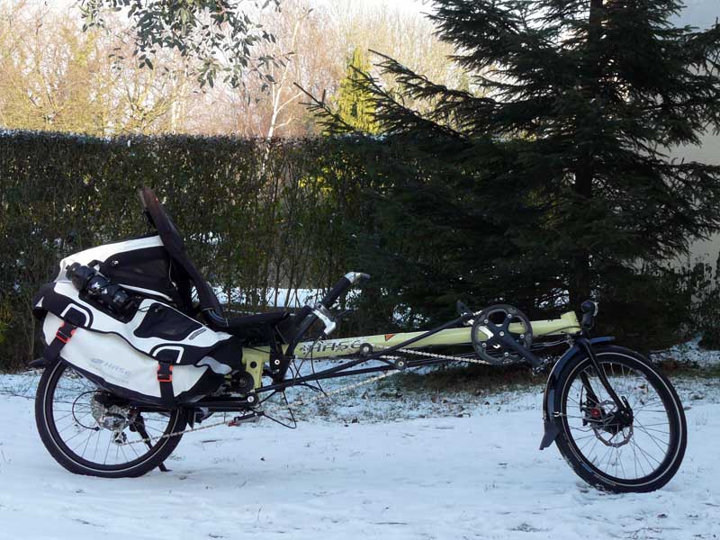 Tagun avec sacoches spécialement conçues par Ortlib pour les vélos couchés