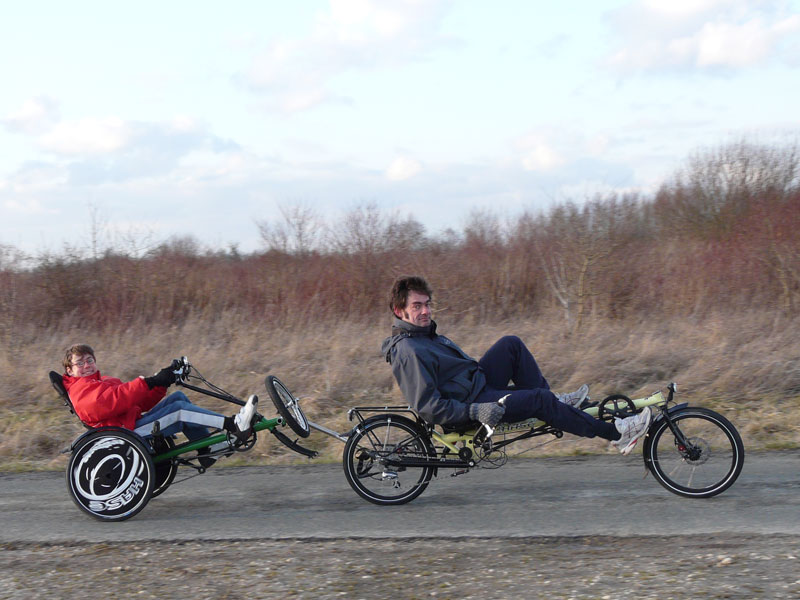 Le Tagun est le vélo couché le plus stable et le plus facile à prendre en main, il est donc particulièrement indiqué pour tirer (ou se faire pousser !) par un Trets.