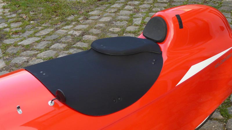 Quand il pleut, on peut laisser le vélomobile garé dehors sans craindre que l'intérieur ne soit mouillé.