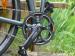 Le protège plateau en aluminium offre une solide protection, particulièrement appréciable sur un vélo pliant.