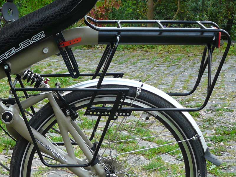 Comme sur tous les vélos couchés Azub, on peut lui instaler un porte-bagages prévu pour deux paires de sacoches.