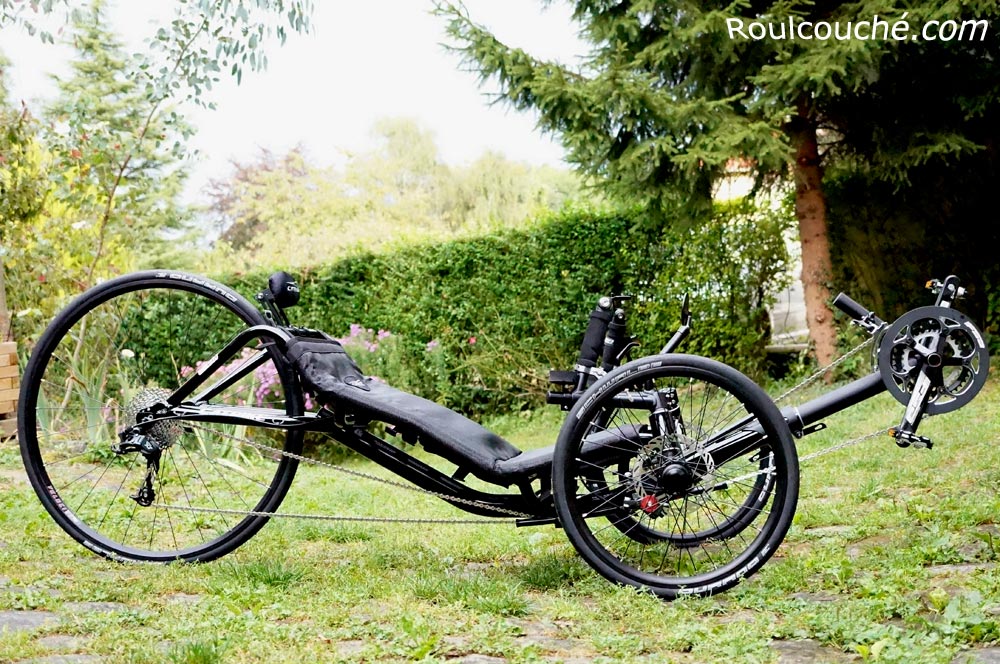 Comme son nom lindique, ce tricycle a une roue arrière de 700, et des roues avant de 20 pouces (406).