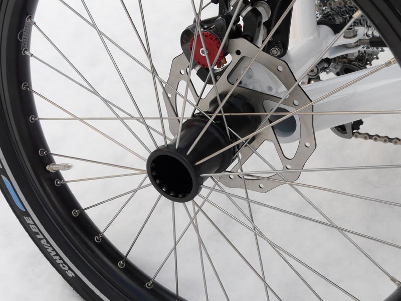 A partir de janvier 2010, les roues des tricycles Kettwiesel sont facilement démontables, il suffit de dévisser le boulon central.
